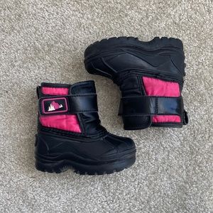 Snow boots size 5 M
